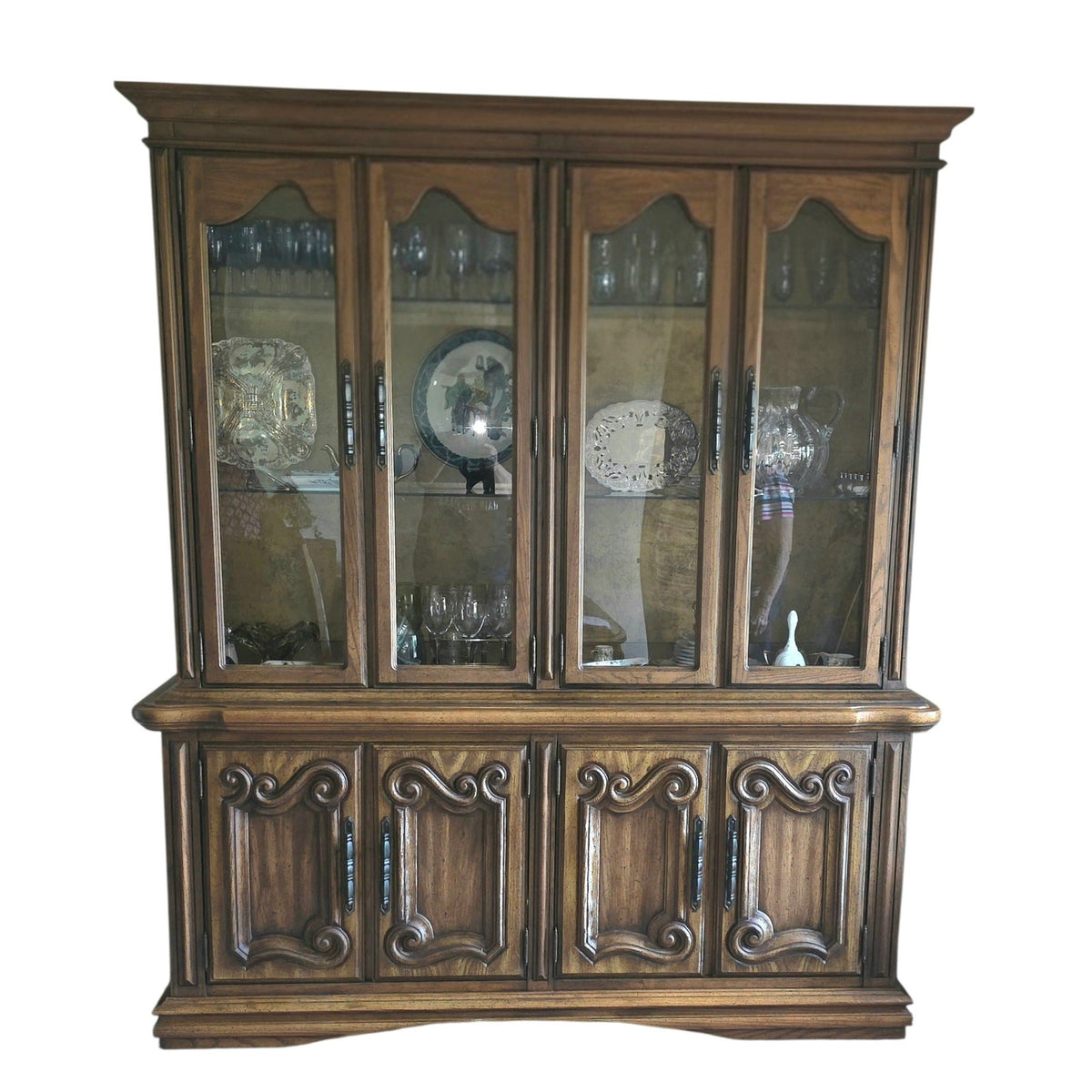 Beautiful Vintage Traditional Stanley Solid Wood China Cabinet