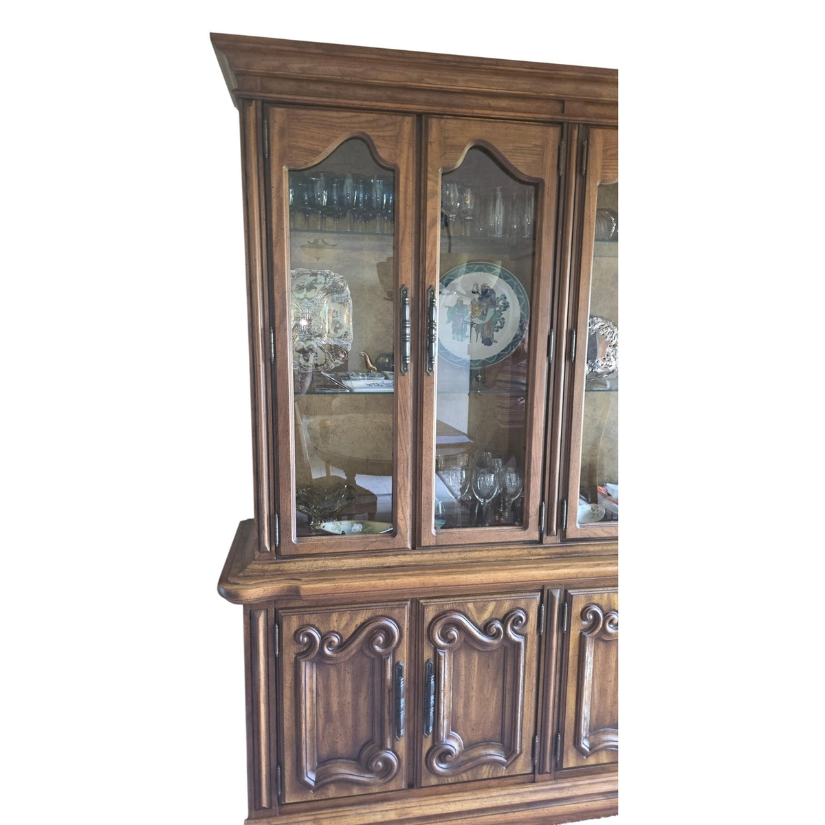 Beautiful Vintage Traditional Stanley Solid Wood China Cabinet
