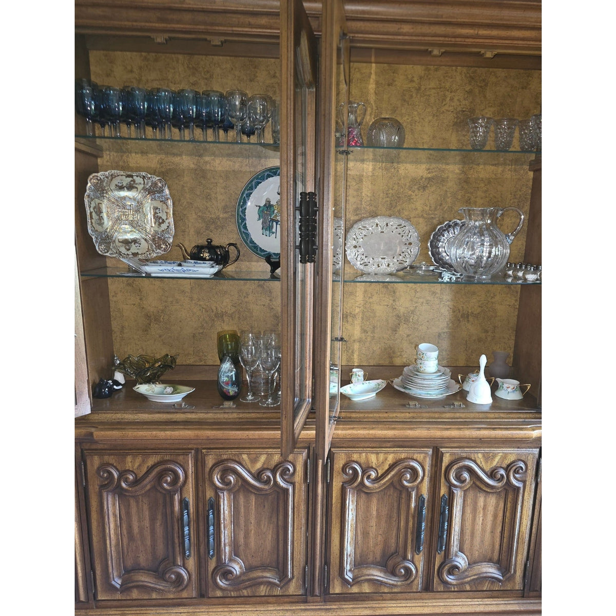 Beautiful Vintage Traditional Stanley Solid Wood China Cabinet