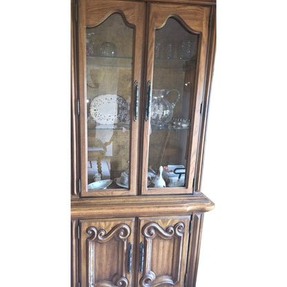 Beautiful Vintage Traditional Stanley Solid Wood China Cabinet
